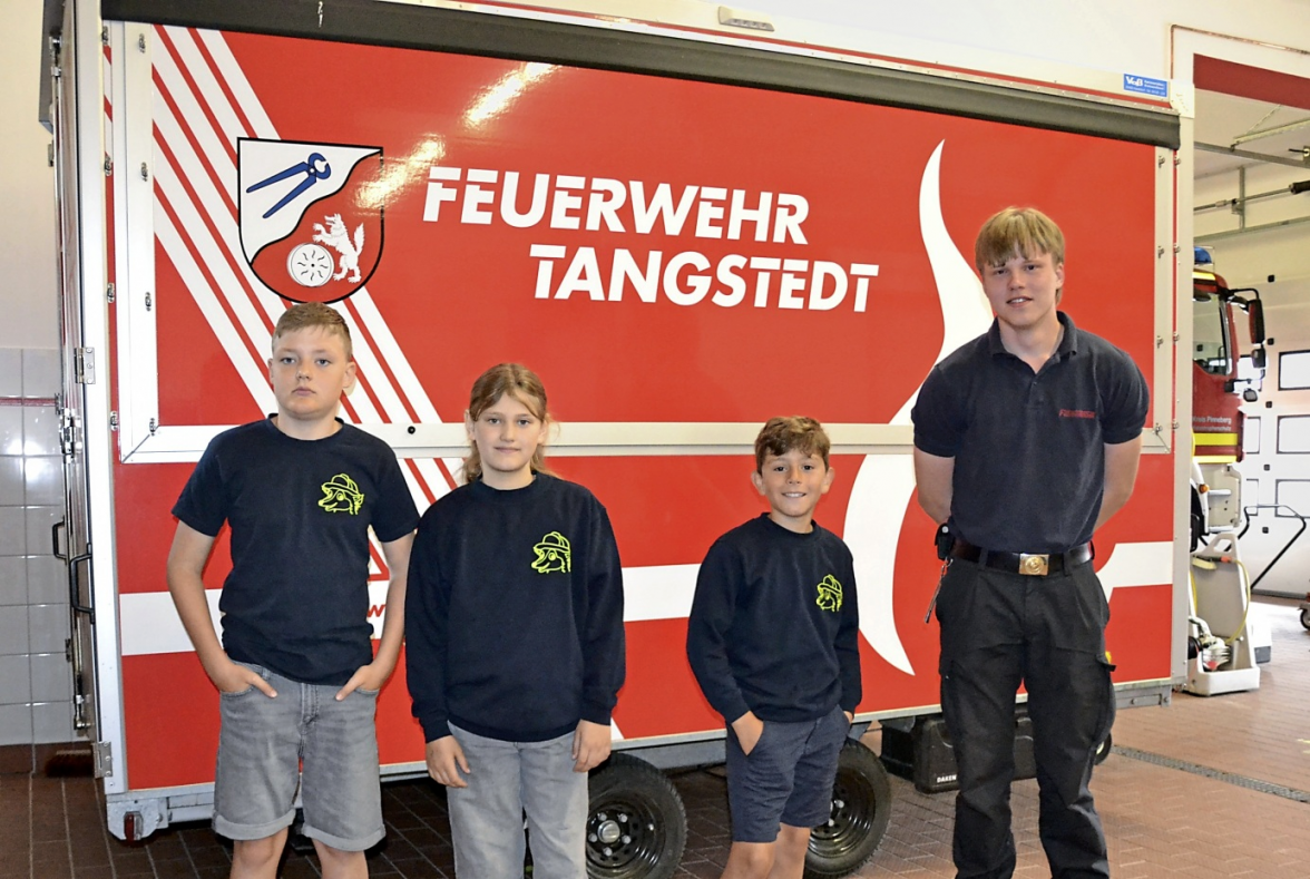 Früh übt sich: Jesse (von links), Frida, Linus und Betreuer Leon Niemeier gehören zu den Gesichtern der Kinderfeuerwehr „Löschwölfe“ – der ersten und bislang einzigen Kinderfeuerwehr im Kreis Pinneberg.