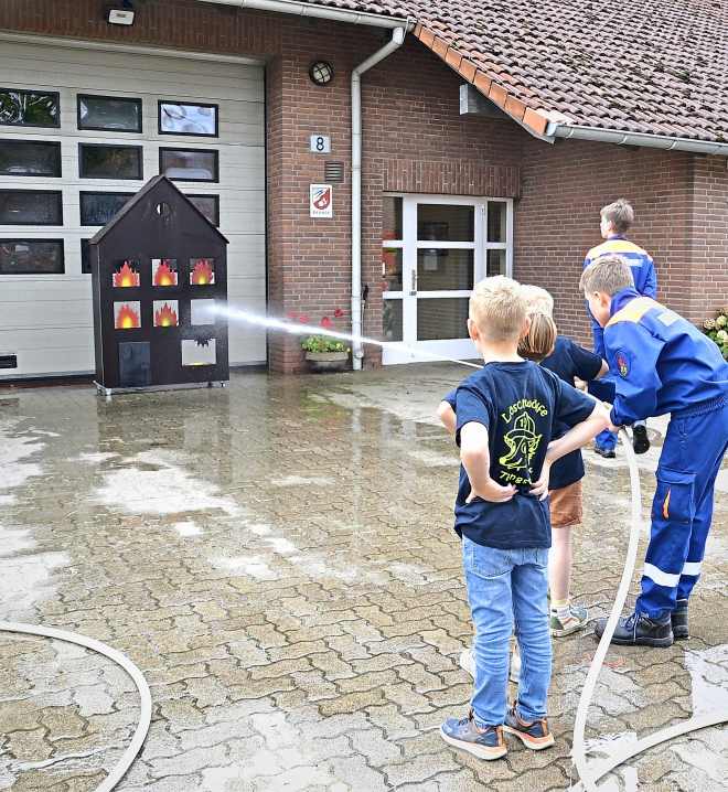 Wasser marsch: Schon die jüngsten Mitglieder der Kinderfeuerwehr lernen spielerisch den Umgang mit Schläuchen und Strahlrohren.