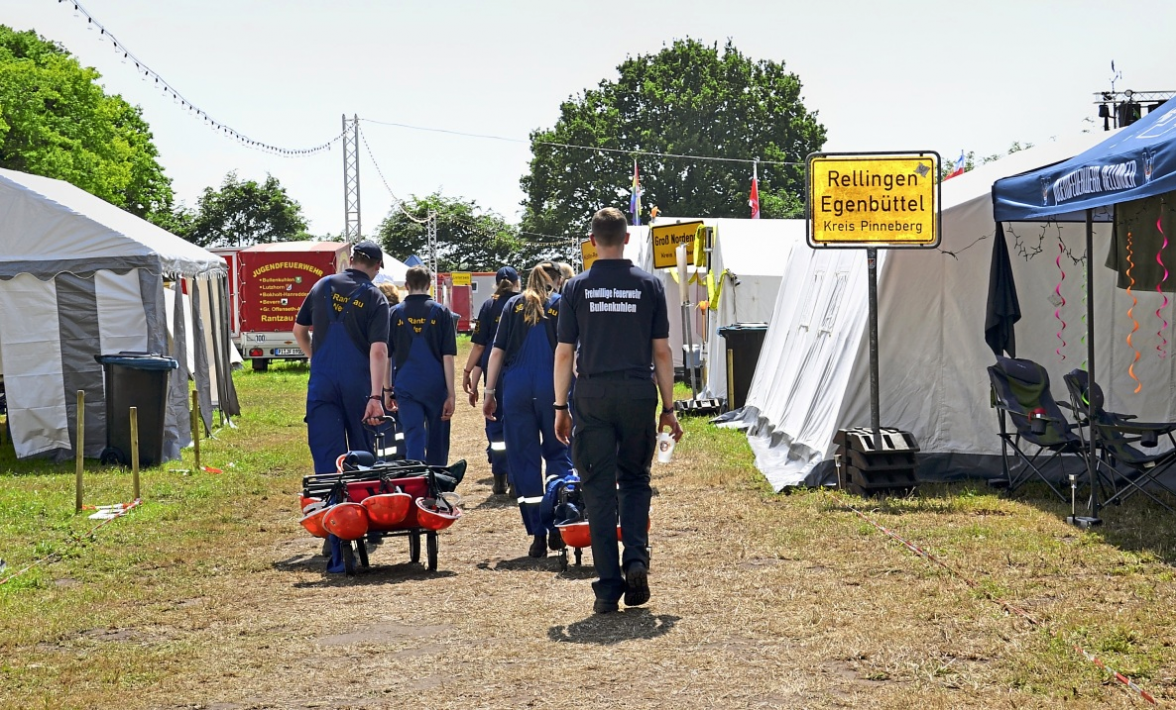 Für vier Tage wurde das Gelände rund um die Klaus-Groth-Schule zum Zuhause von Jugendfeuerwehren aus ganz Schleswig-Holstein und Mecklenburg-Vorpommern. Die Ortsschilder vor den Zelten zeigen, woher die Teilnehmer für das Pfingstzeltlager„Fireland 2026“ nach Tornesch angereist sind.