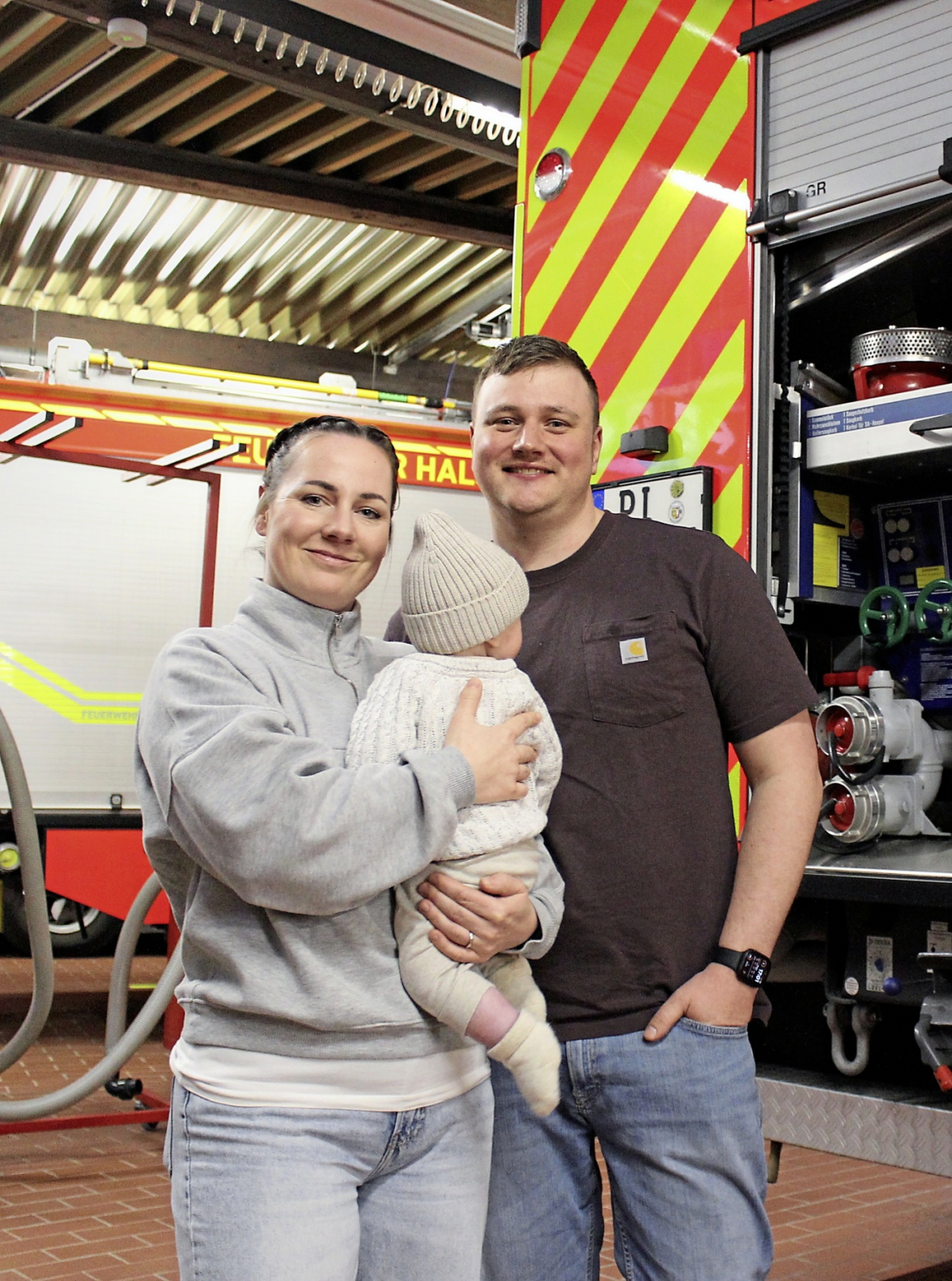 Seit der Geburt von Töchterchen Johanna vor knapp einem halben Jahr sind Janin und Magnus Langer nicht mehr nur ein Feuerwehr-Pärchen, sondern eine Feuerwehr-Familie. Foto: Christiane Tauer