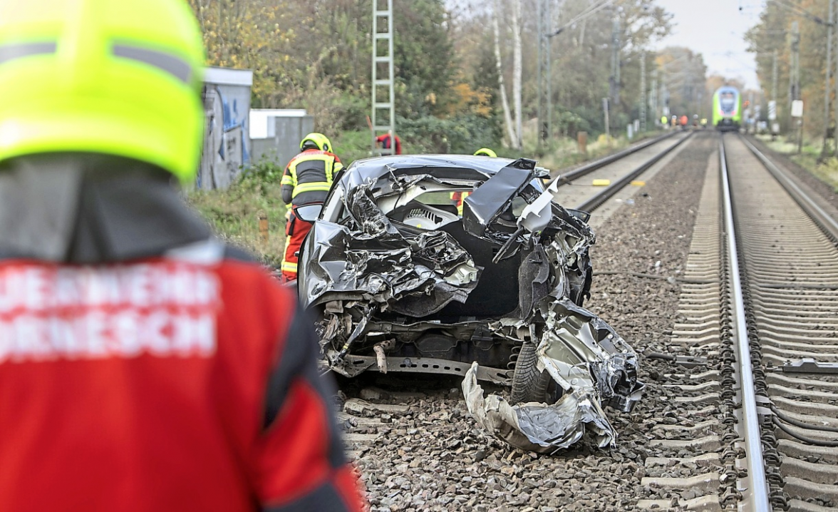 Im Oktober 2023 war auf einem Bahnübergang bei Tornesch ein Auto mit einem Regionalexpress zusammengeprallt. Der Fahrer konnte den Wagen noch rechtzeitig verlassen. Foto: Blaulicht-News.de