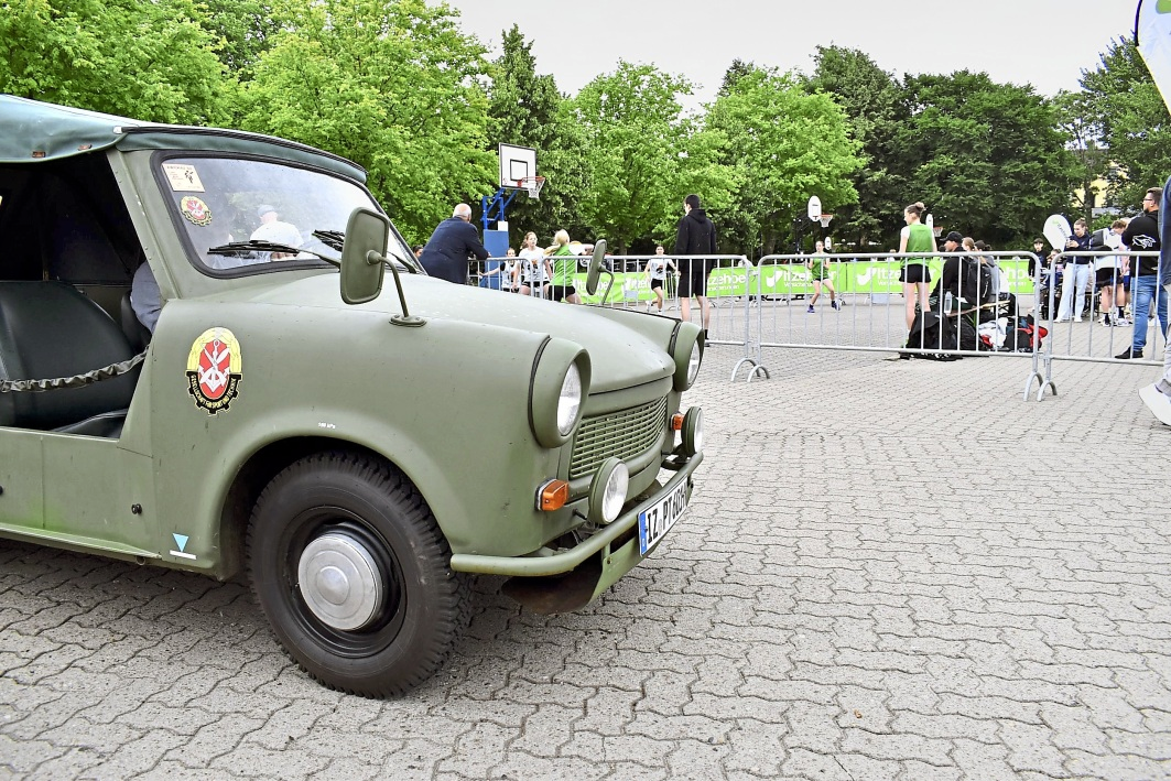 Die Kombination von Oldtimertreffen und Basketball ist ebenso ungewöhnlich wie attraktiv.