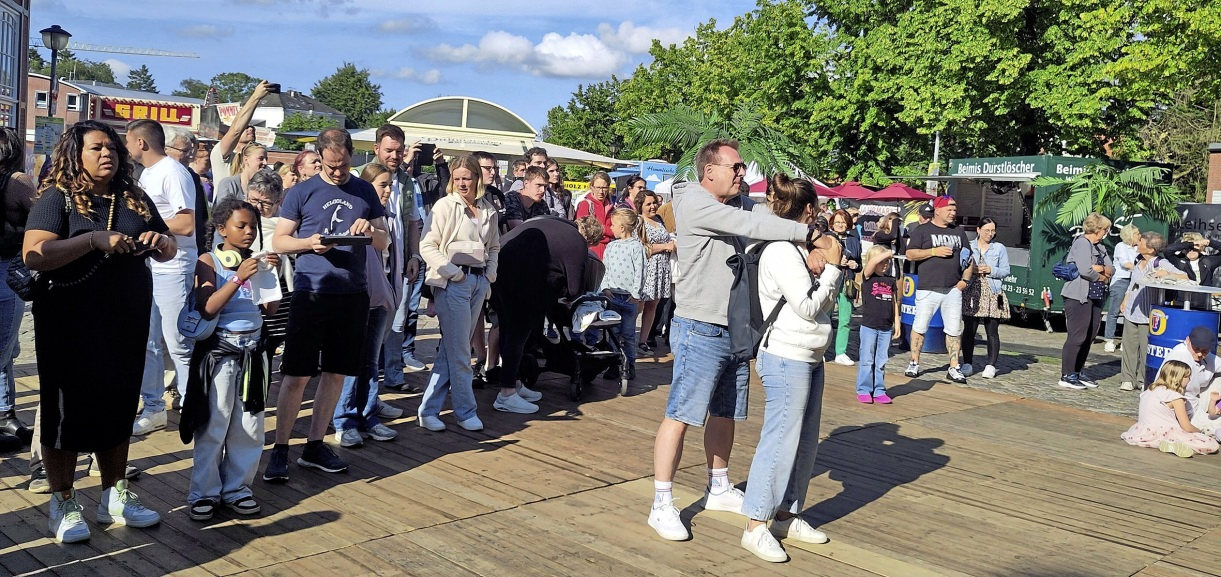 Das vielfältige Bühenangebot zieht die Besucher in ihren Bann. Foto: Event & Media Contor