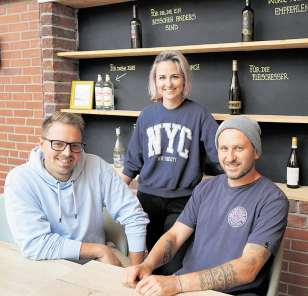 Verliebt in Amrum: Dominic und Nadine Cloudt sowie Kristian Bozic (v. I.).