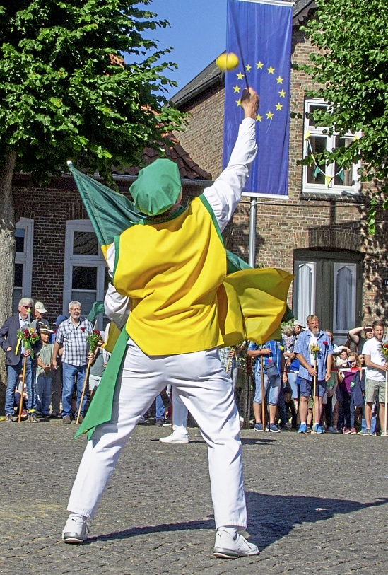 Die schwierigste Übung beim Fahnenschwenken auf dem Marktplatz: Der Zitronenwurf.