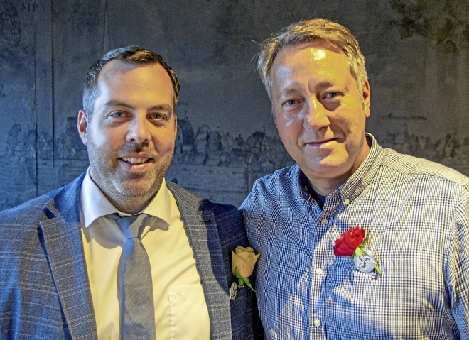 Der diesjährige Zitronenlieferant Thomas Friedrichs (r) mit Fahnenschwenkerobmann Christian Keppner.