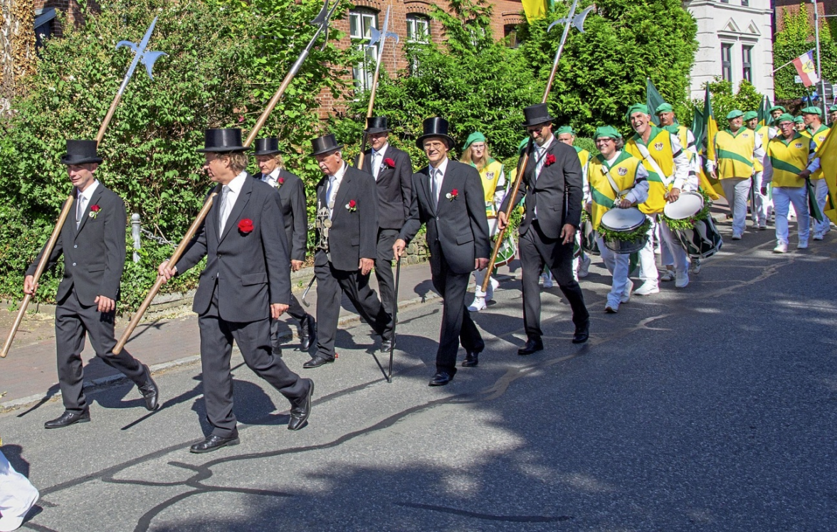 Jung- und Altschaffer bewachen die Majestät und seine Minister auf dem Ummarsch durch die Stadt. Fotos: Thomas Pomarius