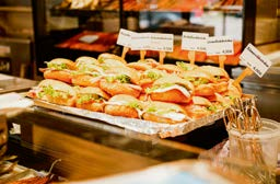 Einmal Fischbrötchen und Hummer to go, bitte! Bei Fisch Blum bleiben keine Wünsche offen.