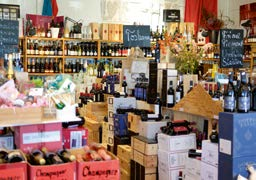 Bei Vino Vin gibt es natürlich gute Weine, aber auch besondere Essigsorten und andere Schmankerl.