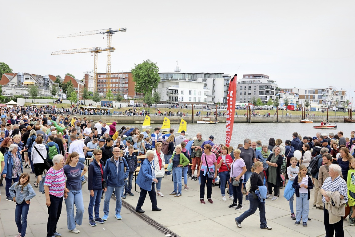 Wie im vergangenen Jahr werden auch beim 25. Wedeler Hafenfest zahlreiche Besucher erwartet. Foto: Archiv/Bastian Fröhlig