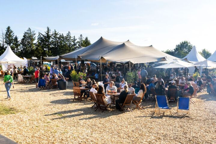 Lebendiger Mittelpunkt: Zwischen Sport, Kulinarik und Musik bietet der Marktplatz Raum für Begegnungen und macht das besondere Flair des Springflut-Festivals erlebbar. Foto: Christina von Einem):