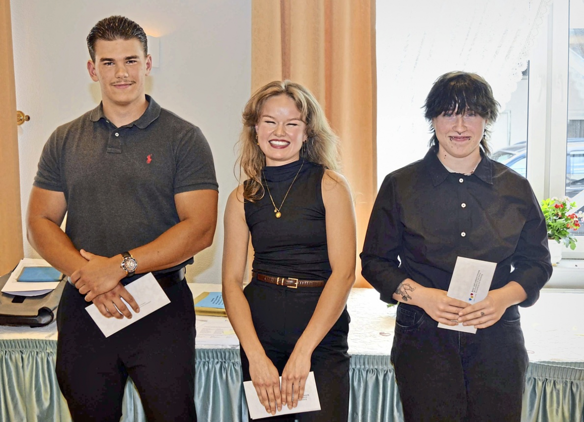 Maxim Schweigert (von links), Jule Charlotte Weber-Klüber und Kian Silas Lowack wurden für besondere Leistungen in der Gesellenprüfung ausgezeichnet.