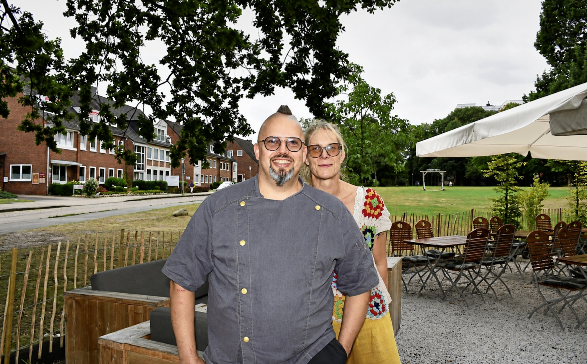 Mario Meusel und seine Frau Aggi genießen den Blick von der Terrasse der Landdrostei auf die weitläufige Spielwiese - ein grünes Stück Pinneberg direkt vor der Tür. Fotos: Natascha Thölen