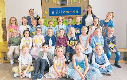 Die Klasse 1b mit Klassenlehrerin Margarethe und der FSJlerin Paula Zarling. von Rantzau