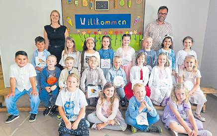Die Klasse 1c mit Klassenlehrer Arne Pfaffinger und seiner Kollegin Vivien Hillebrand.