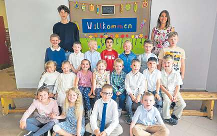 Die Klasse 1d mit Klassenlehrerin Stefanie Behm und dem FSJler Lennox Beunink.