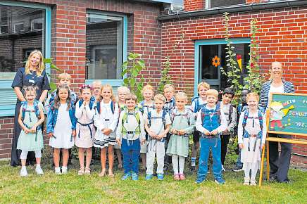 Die Klasse 1a (Igel) mit Klassenlehrerin Sinje Britschin und ihrer Kollegin Tina Jöns. Fotos (3): Grundschule Alte Alster/hfr