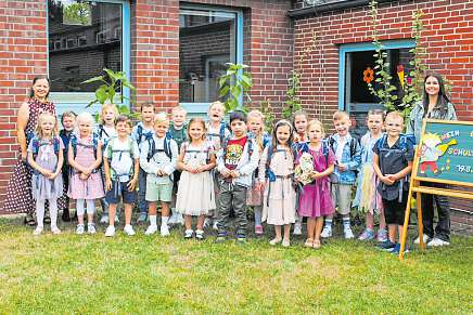 Die Klasse 1b (Luchse) mit Klassenlehrerin Katrin Borgmann und FSJlerin Marlene Nickel.