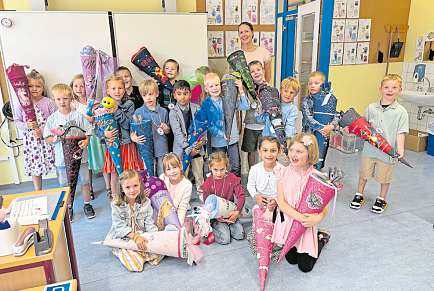 Die Klasse 1b (Flamingoklasse) mit Klassenlehrerin Manon Stamer.
