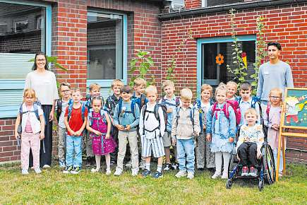 Klasse 1c (Frischlinge) mit ihrer Klassenlehrerin Julia Rüder und dem FSJler Augustin Sebic.