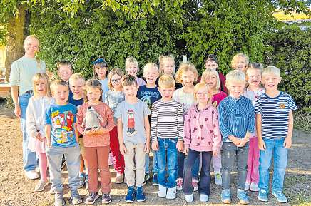 Die Klasse 1 A mit Klassenlehrerin Franziska Oppermann.