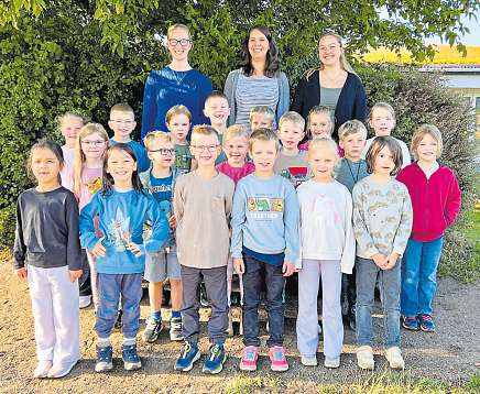 Die Klasse 1 B mit Klassenlehrerin Kristin Birkhoff (Mitte) sowie Vertretungslehrerin Janne David-Studt und Referendarin Kaja Schilling. Fotos (3): Grundschule Seth/hfr