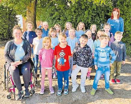 Die Klasse 1 C mit Klassenlehrerin Marie Schneider und ihrer Kollegin Betttina Hofmann.