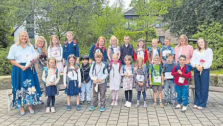 Klasse 1a (Biberklasse) mit den Klassenlehrerinnen Cornelia Claussen und Sina Masla und (v.r.) den Erzieherinnen Alicia Beyer und Dörthe Bohnsack.