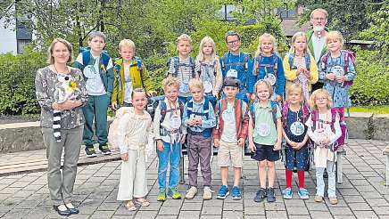 Klasse 1b (Kataklasse) mit der Klassenlehrerin Claudia Zimmermann und dem Lehrer Matthias Hilbert. Fotos (6): Schule/hfr