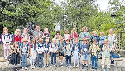 Klasse 1d (Chamäleonklasse) mit dem Erzieher Florian Hahn (links), der Klassenlehrerin Catharina Siebenbrock-Boer (Mitte) und der Erzieherin Katja Meyer.