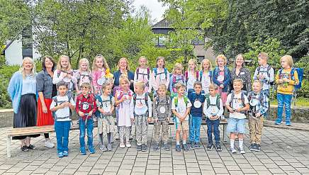 Klasse 1c (Fuchsklasse) mit den Erzieherinnen Renata Matuseviciene und Claudia Hausstein, der Klassenlehrerin Helena Stebner (Mitte) sowie rechts der Lehrerin Mascha Ri.