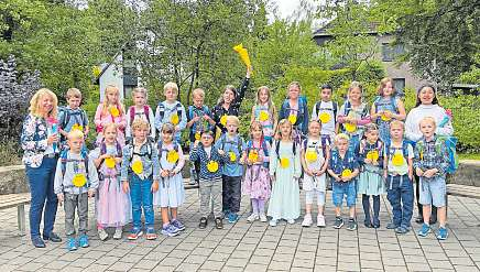 Klasse 1f (Pikachuklasse) mit der Erzieherin Elisabeth Rook, der Klassenlehrerin Enrike Franke (Mitte) sowie der Erzieherin Meryem Akcura.
