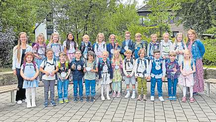 Klasse 1e (Giraffenklasse) mit der Erzieherin Neele Okens (links), der Klassenlehrerin Nina Junike (Mitte) sowie der Erzieherin Martina Arps.