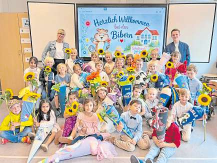 Klasse 1b (Biberklasse) mit der Klassenlehrerin Annkatrin Schell und dem OGS Erzieher Robin Neumaier.