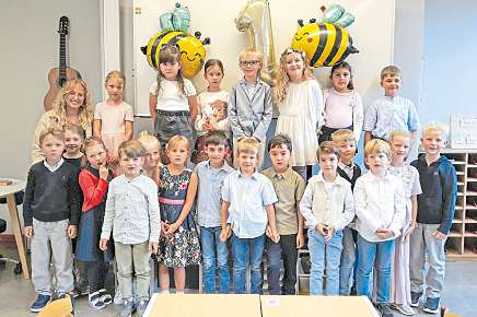 Klasse 1b mit der Klassenlehrerin Hannah Eisenbraun.