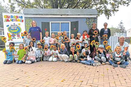 Gemeinsame Klasse 1a (Fuchs-Klasse) der Grundschule Am Schloss und Klasse 1a (Seepferdchen-Klasse) der Woldenhorn-Schule. Auf dem Bild (von links) sind Annika Gruber (Klassenlehrerin), Albine Canta (SPA), Katrin Kindler (Klassenlehrerin) sowie Manuela Rombey (SPA).