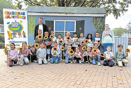 Klasse 1b (Biber-Klasse) der Grundschule Am Schloss. Auf dem Bild sind Christian Lay (Klassenlehrer) und Vanessa von Fehrm (Schulbegleiterin).