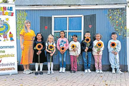 DaZ-Klasse mit der Klassenlehrerin Marika Harms. Fotos (3): Schule/hfr
