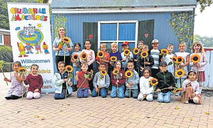 Klasse 1c (Papageien-Klasse) der Grundschule Am Schloss mit der Klassenlehrerin Yasmina Knauthe.