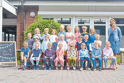 Klasse 1b mit der Klassenlehrerin Hanna Pries.