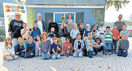 Gemeinsame Klasse 1d (Otter-Klasse) der Grundschule Am Schloss und Klasse 1b (Hamster-Klasse) der Grundschule Woldenhorn. Mit auf dem Bild sind (von links) Kristin Reinert (Schulbegleiterin), Nadine Krebsbach (Klassenlehrerin), Nina Losch (Klassenlehrerin) sowie Ann-Sophie Grau (Sonderschullehrerin). Fotos (2): Schule/hfr