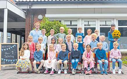Klasse 1a mit der Klassenlehrerin Ina Voigt. Links auf dem Foto ist die FSJ-Kraft Peer Seiffert. Fotos (3): Schule/hfr