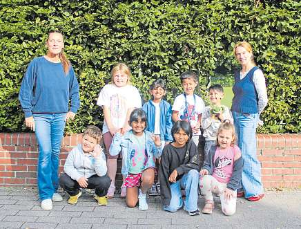 DaZ-Klasse mit den Klassenlehrerinnen Nicole Brockmann (links) und Astrid Holst. Fotos(2): Schule/hfr