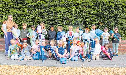 Klasse 1b mit der Klassenlehrerin Kim Linda-Schulze.