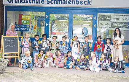 Klasse 1c (Löwenklasse) mit Klassenlehrerin Sarah Gauro (rechts) und Schulassistentin Susanne Behring.