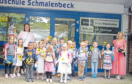 Klasse 1a (Otterklasse) mit Klassenlehrerin Eva Schmidt (rechts) und Lehrerin Nina Klose.