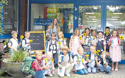 Klasse 1b (Elefantenklasse) mit Klassenlehrerin Celina Möller.