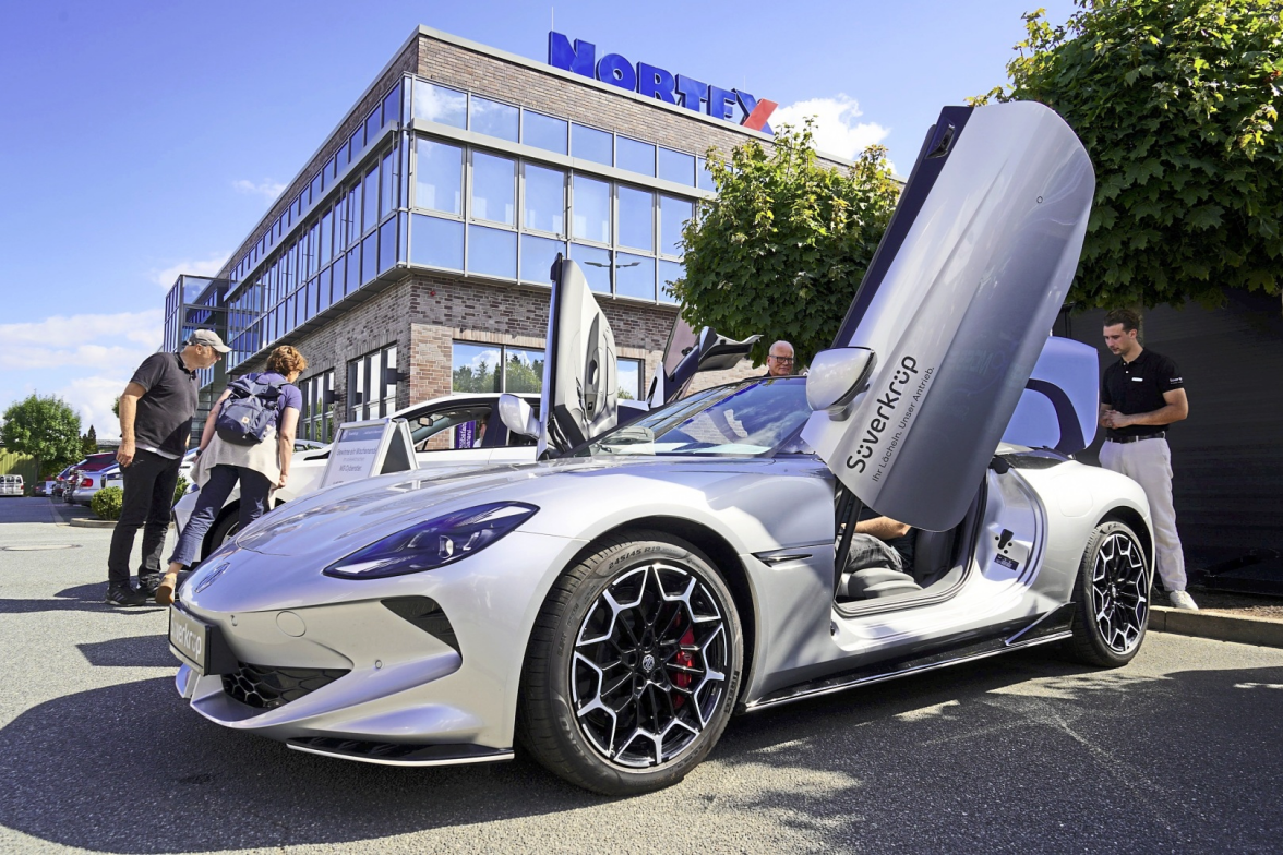 Modernste Technik trifft auf nachhaltige Mobilität: Auf der E-Auto-Schau ist eine Vielfalt an Modellen von E-Autos zu sehen - passend für die verschiedenen Bedarfe der Schleswig-Holsteiner.