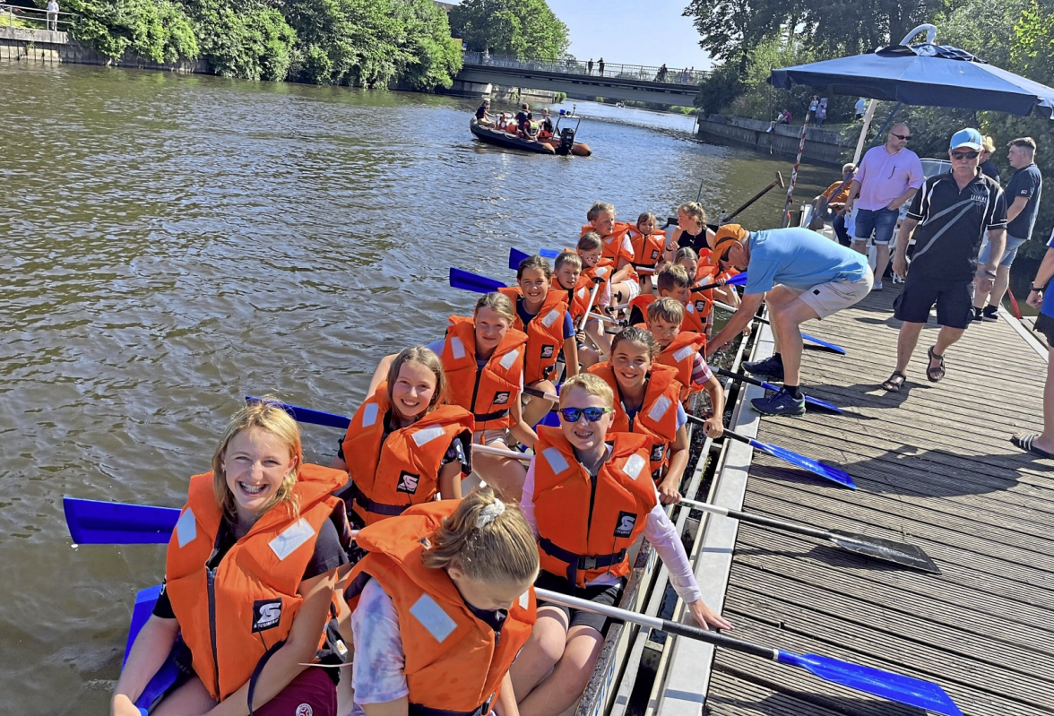Auch die jüngere Generation nimmt am Drachenboot-Festival teil.