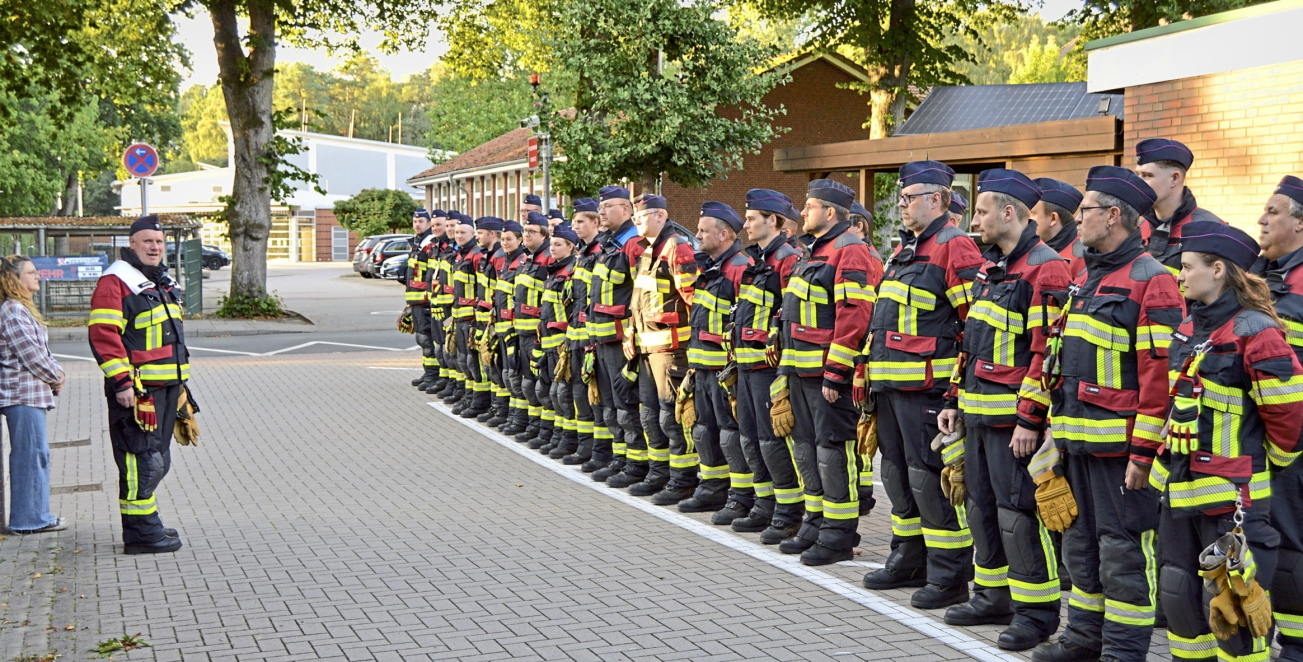 Feuerwehr Klein Nordende: Antreten der Aktiven. Fotos: Wolfgang Duveneck